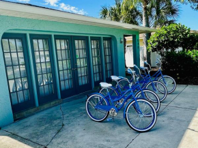 Serene Naples Cottage-Bike or Walk to Vanderbilt beach,10-person Hottub, walk to Restaurants Bars